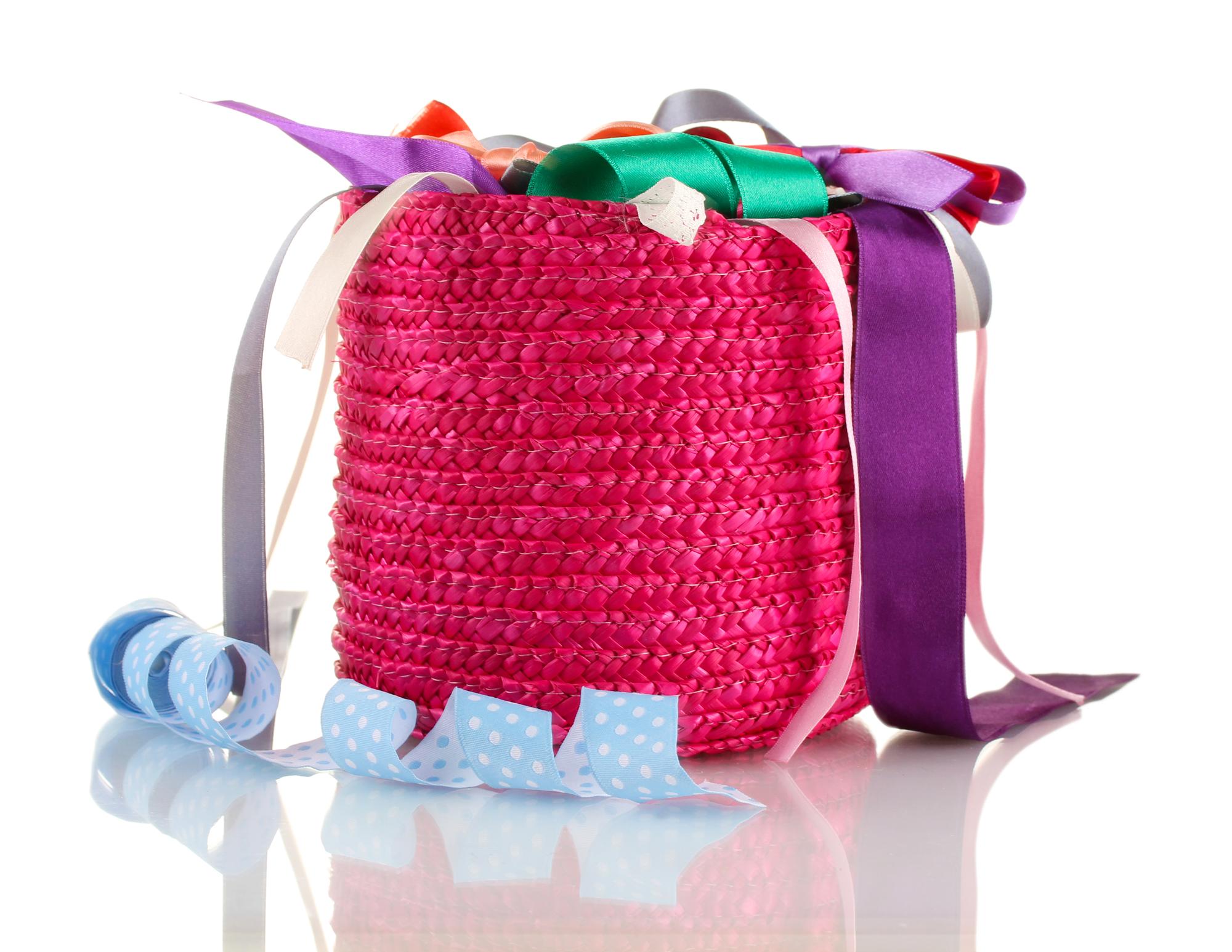 Pochette ricamata con filati colorati e rifiniture a mano